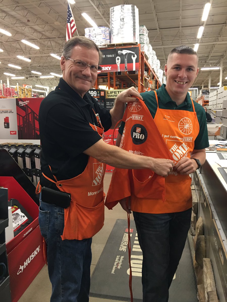 Mike making it official for Aaron!! Welcome aboard!! #findknowgrow #MRO #Heatmap #weloveourpros