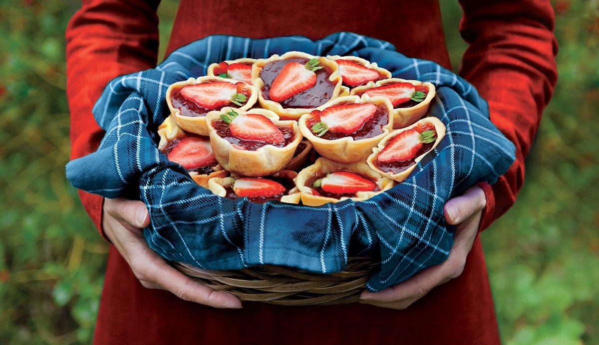 "As any fan will tell you, the #Outlander books by <a href="/Writer_DG/">Diana Gabaldon</a> have many pleasures. Not least among them is how they immerse you in faraway times and places. You can smell the warm #liquor and honey..." Interivew with @OutlanderKitchn by <a href="/carolynturgeon/">Carolyn Turgeon</a> bit.ly/outlander-kitc…