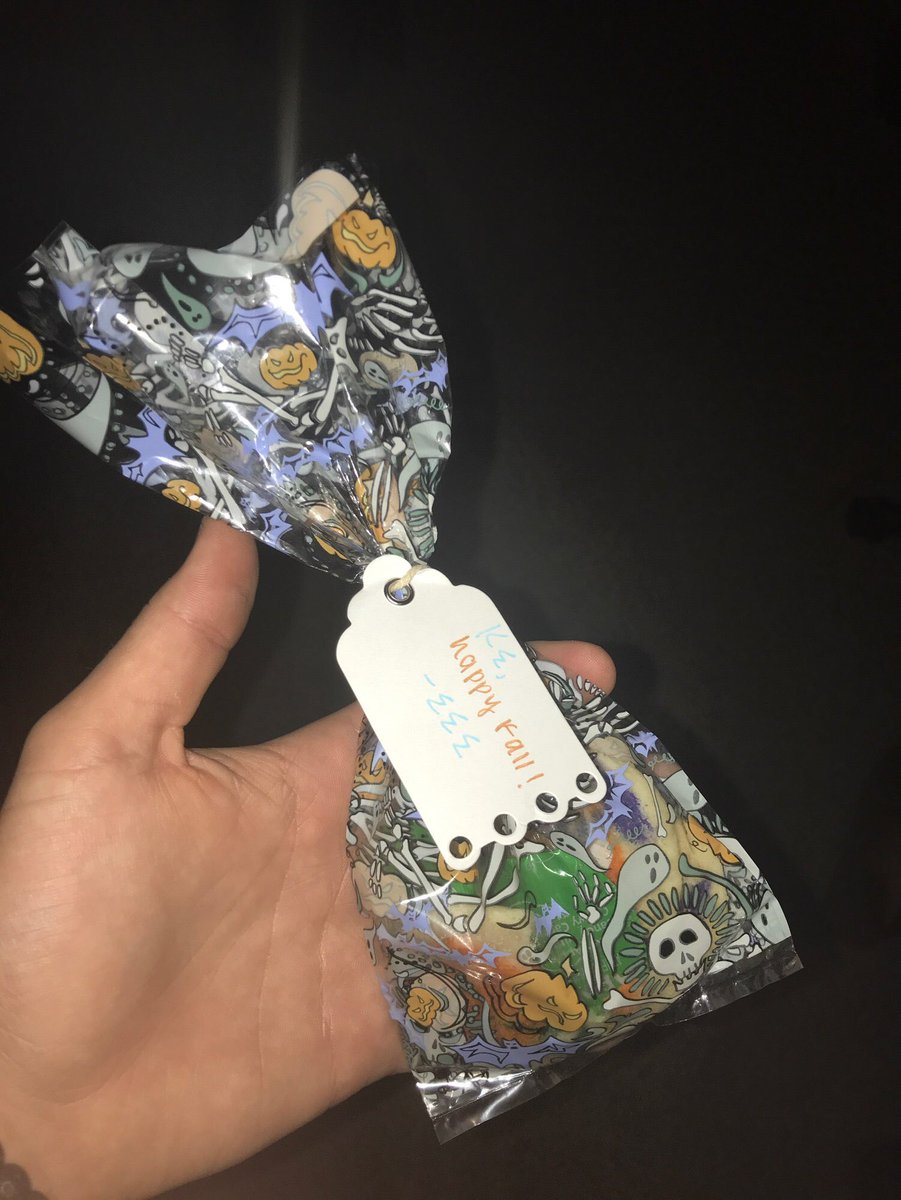 Lovin’ thsee tasty fall treats😋 thanks to <a href="/TriSigmaGVSU/">SIGMA SIGMA SIGMA</a> for the delicious spooky snacks, gotta start October off right 👻🎃