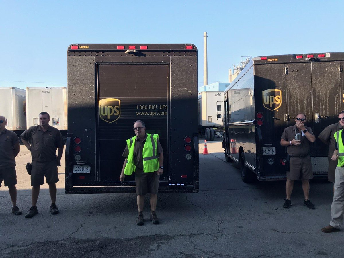 Bowling Green drivers listening on how to properly signal your intention well in advance. <a href="/SouthWestUPS/">SouthwestOhioValley</a> <a href="/charles01221963/">Hank</a> <a href="/MaymonStephanie/">Stephanie Maymon</a> <a href="/SWuno/">Scott Wilson</a>