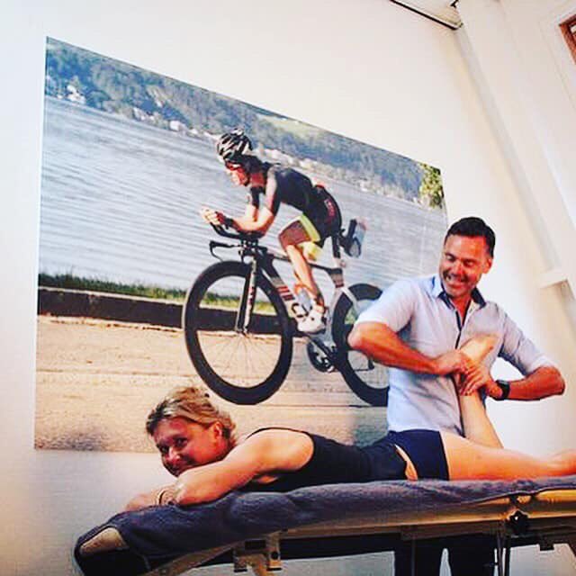 TRIASFysio's tweet image. Toptriatleet Els Visser haar spieren werden vandaag weer onder handen genomen door Mark Brandsen zodat ze over 1,5 week topfit naar Bangkok kan reizen voor haar volgende Iron Man. 

#elsvisser #triatleet #sportmedischebegeleiding #ironman #triasfysio