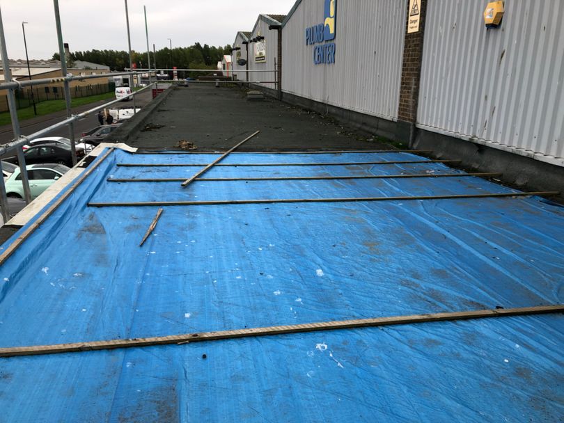 abroofingsol's tweet photo. We thought we would try something new today! Lets get #FLATROOFFRIDAY trending. Here's some before and after photos of a recent flat roof we renewed. We love a flat roof so get in touch with us and let us have a look at yours 👀. Tag us in your #FLATROOFFRIDAY posts. https://t.co/Imtj9kiqHg