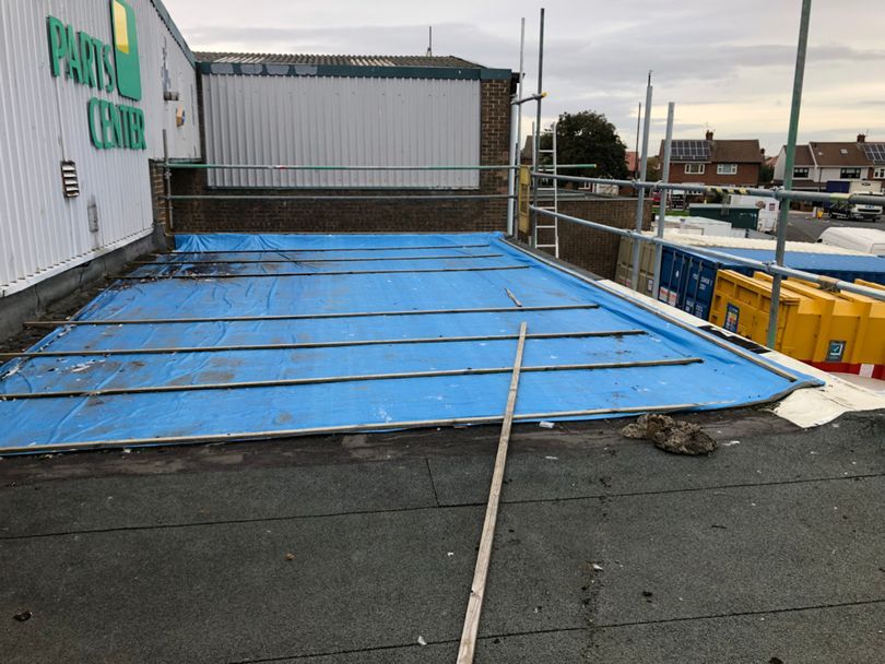 abroofingsol's tweet photo. We thought we would try something new today! Lets get #FLATROOFFRIDAY trending. Here's some before and after photos of a recent flat roof we renewed. We love a flat roof so get in touch with us and let us have a look at yours 👀. Tag us in your #FLATROOFFRIDAY posts. https://t.co/Imtj9kiqHg