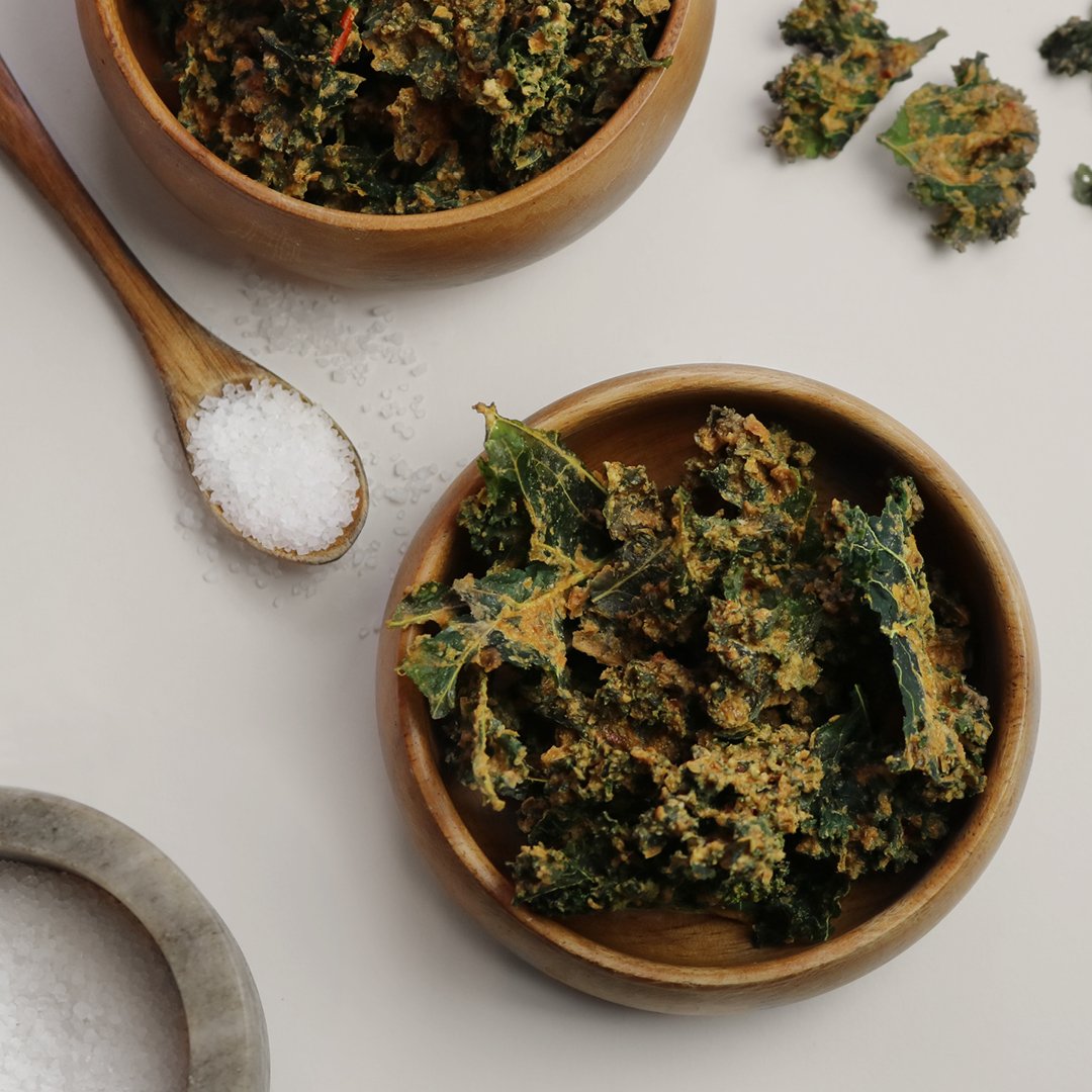 Yoga_Tree's tweet image. Not your average bushel of kale. This superfood tastes great in smoothies, but have you tried turning your kale into chips? Sprinkle with oil and your favourite seasoning, then pop them in the oven at 300 degrees for 8 minutes or so! How do you eat this leafy green? #FuelYourFlow