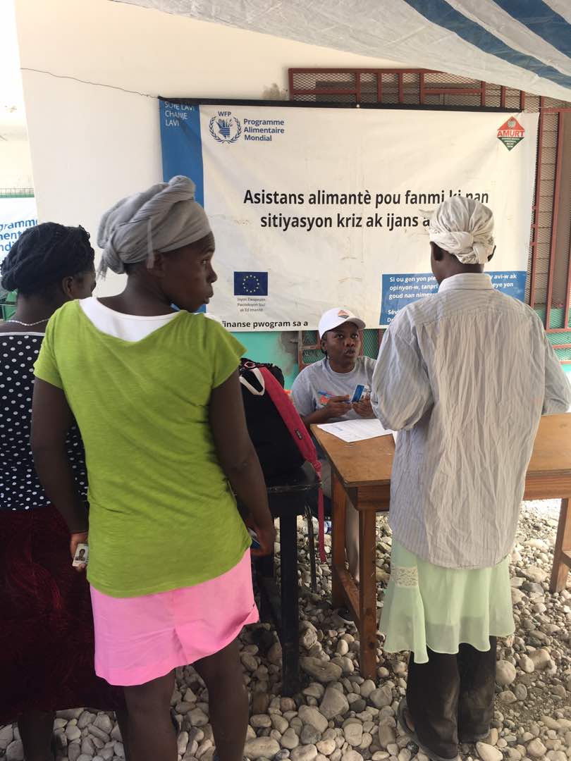 WFP_Haiti's tweet photo. Retour sur les transferts d’argent effectués dans l’Artibonite à Terre-Neuve et Anse Rouge pour les ménages les plus vulnérables. Grace au soutien d’@eu_echo , plus de 3,500 ménages ont reçu leur transfert afin de mieux subvenir à leurs besoins. #cashbasedtransfers https://t.co/hvpj7QAsOE