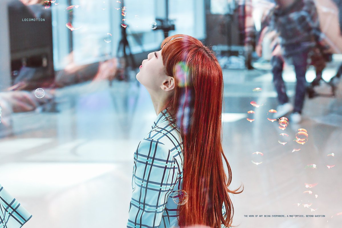 locomotion__'s tweet photo. 181002 팩트인스타
비눗방울 후뿌뿌
#츄 #이달의소녀 #LOONA #chuu #김지우 @loonatheworld https://t.co/agJ5t0LGuS