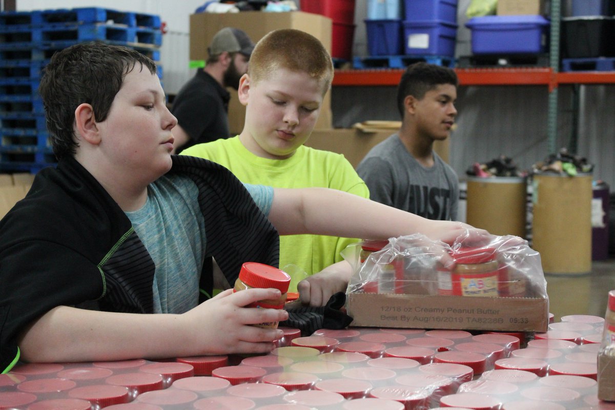 callison_06's tweet photo. @MMS_Mexico_MO kids rockin' it at the Help Center today, cleaning up, moving and stacking food, a little bit of everything! #TyLueCommunityDayofService #TyLueServes18 https://t.co/zqngjuuQtk