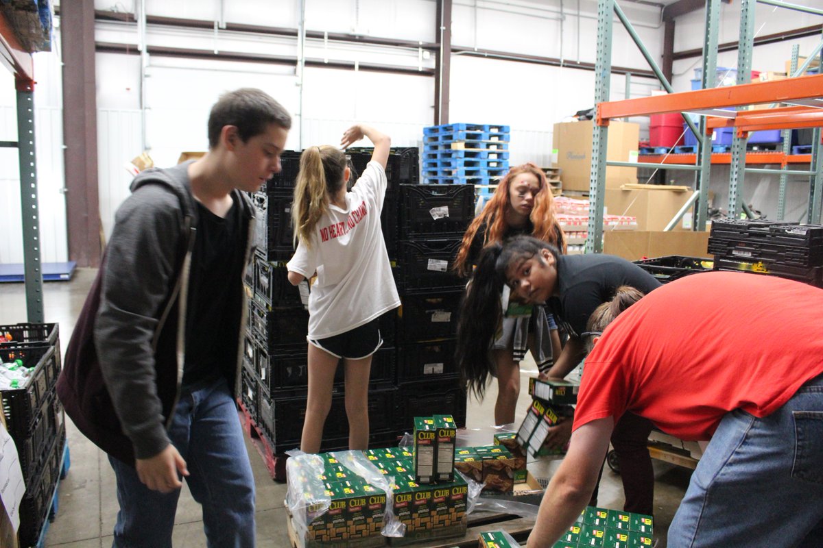 callison_06's tweet photo. @MMS_Mexico_MO kids rockin' it at the Help Center today, cleaning up, moving and stacking food, a little bit of everything! #TyLueCommunityDayofService #TyLueServes18 https://t.co/zqngjuuQtk