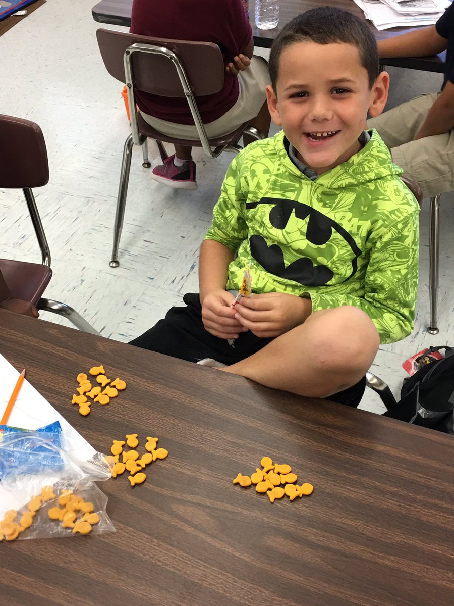 MissEmmyBee's tweet photo. The best way to learn is with a snack! #graphingwithfruitsnacks #groupsof10goldfish @ForestLakeVCS https://t.co/RQpIigVEej