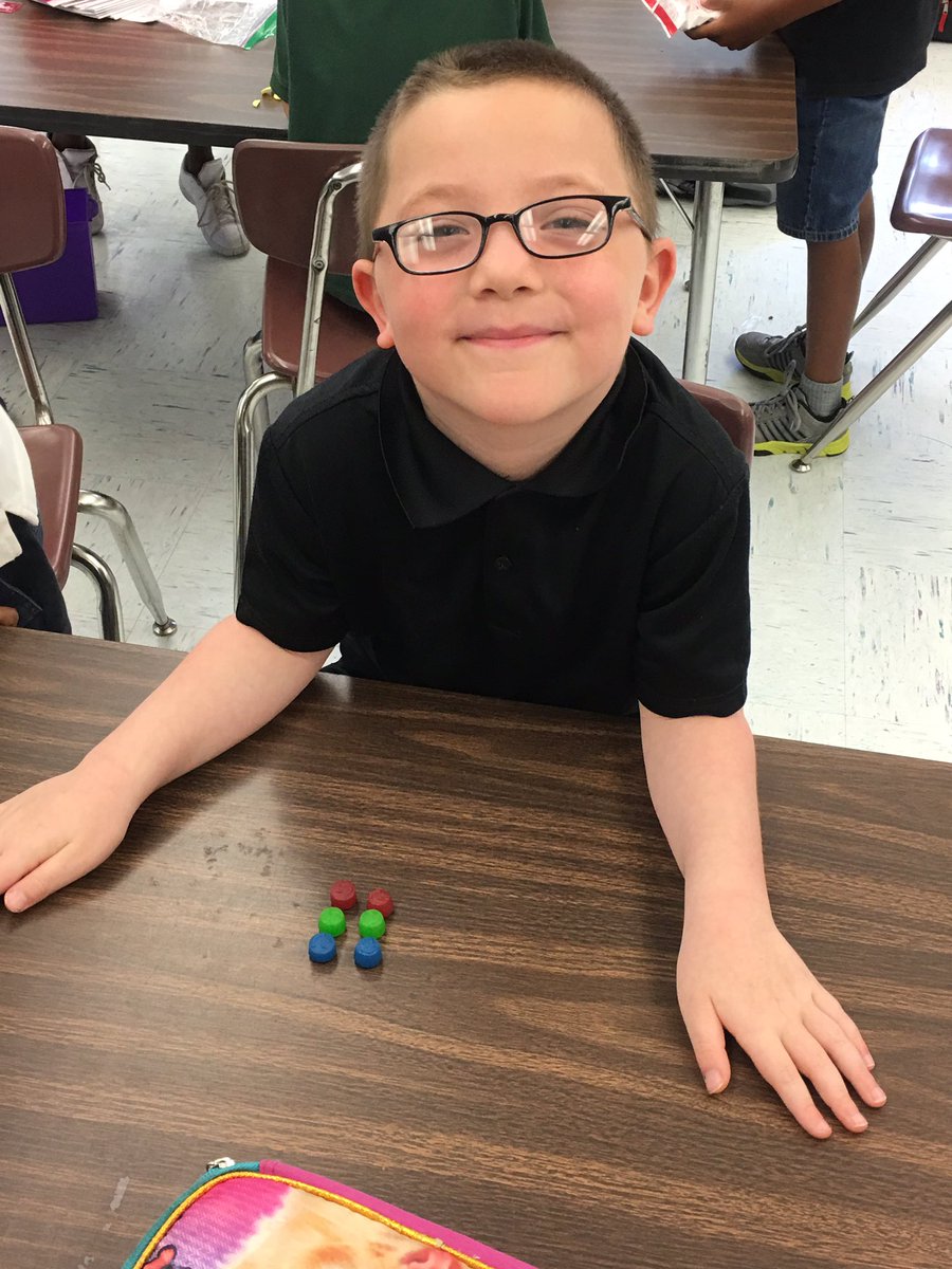 MissEmmyBee's tweet photo. The best way to learn is with a snack! #graphingwithfruitsnacks #groupsof10goldfish @ForestLakeVCS https://t.co/RQpIigVEej