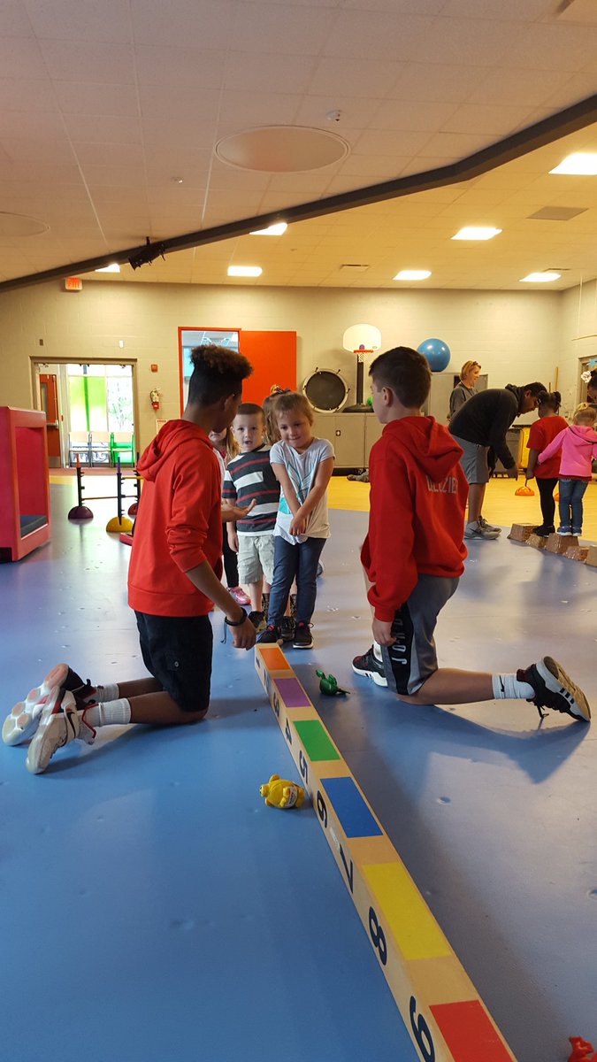 DQuinlanMMS's tweet photo. #Makingmindsstronger through community service on #TyLueServes18. 8th graders helping district's youngest learners @ Early Childhood Center w motor lab to practice colors &amp; letters. https://t.co/STik2WxDzp