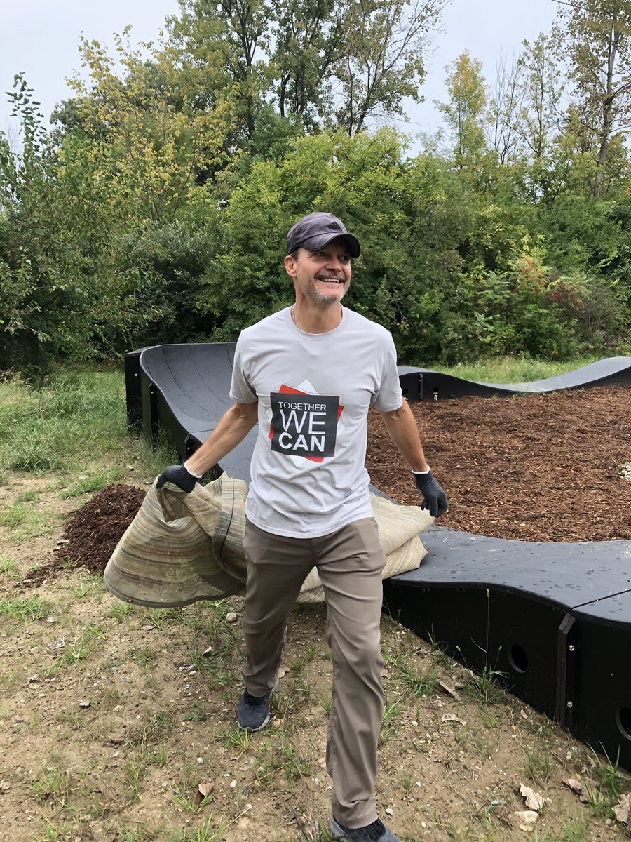 GGiacone88's tweet photo. Ice Miller Day of Service - Great morning at Washington Park with Keep Indianapolis Beautiful. #IMdayofservice @IceMillerLLP https://t.co/2M17LT294B