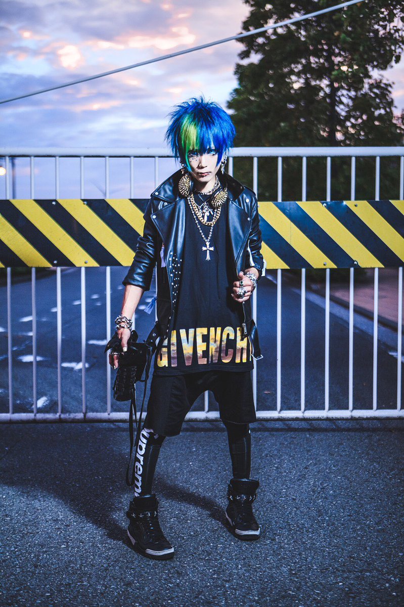 _VKholic_'s tweet photo. #TrntyDcode's new look 
+ new single 「[HELL]hound」 to be released on November 14th

Vo. #Kai
Gt. #SHiO
Ba. #MST
Manip. #39

#vk #vkei #visualkei https://t.co/amxwuUjC0r
