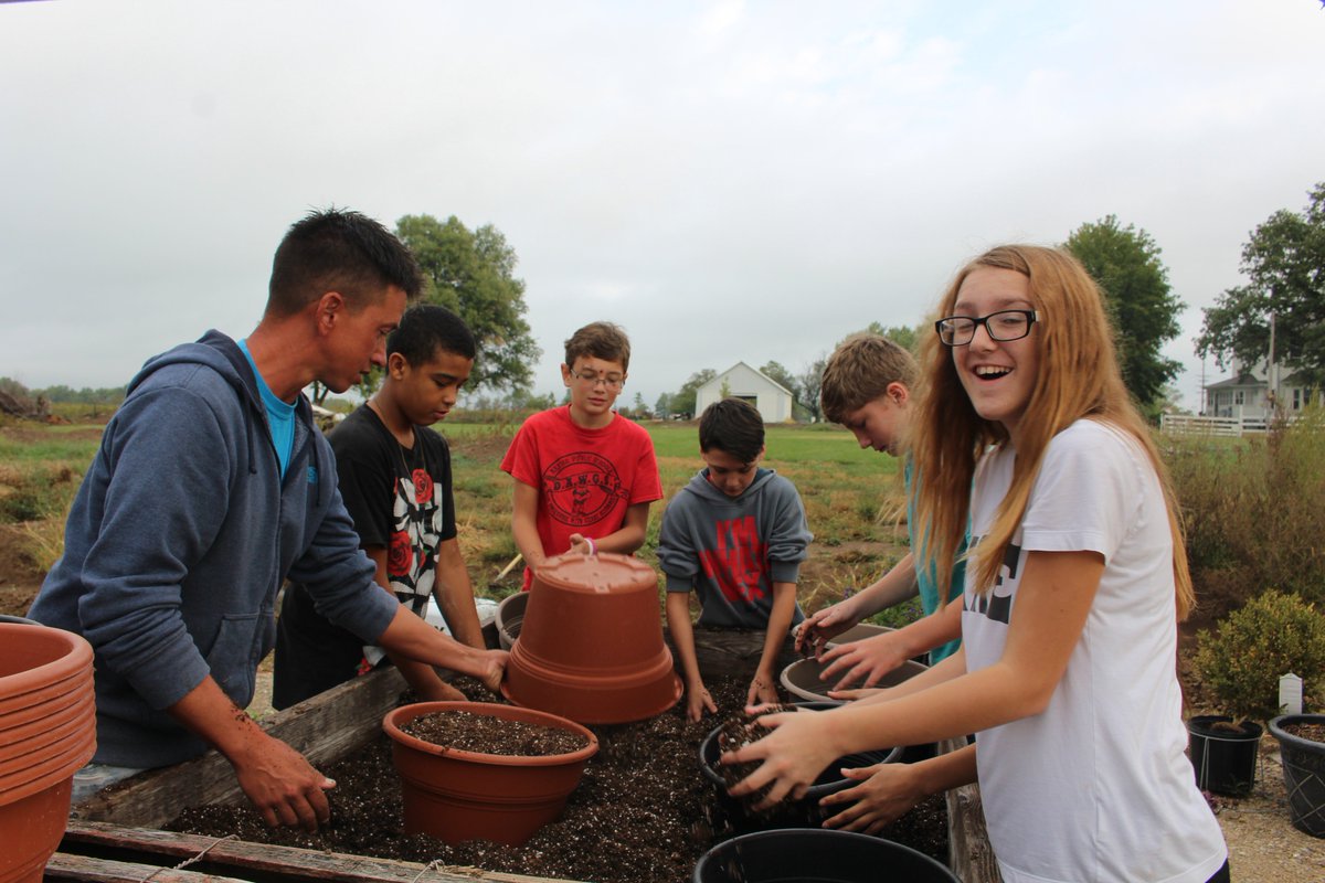 callison_06's tweet photo. Service in the great outdoors at Callaway Fields where kids pulled weeds, planted and got their hands dirty! #TyLueDayofService #TyLueServes18 @MMS_Mexico_MO https://t.co/xcgVgp80Pw