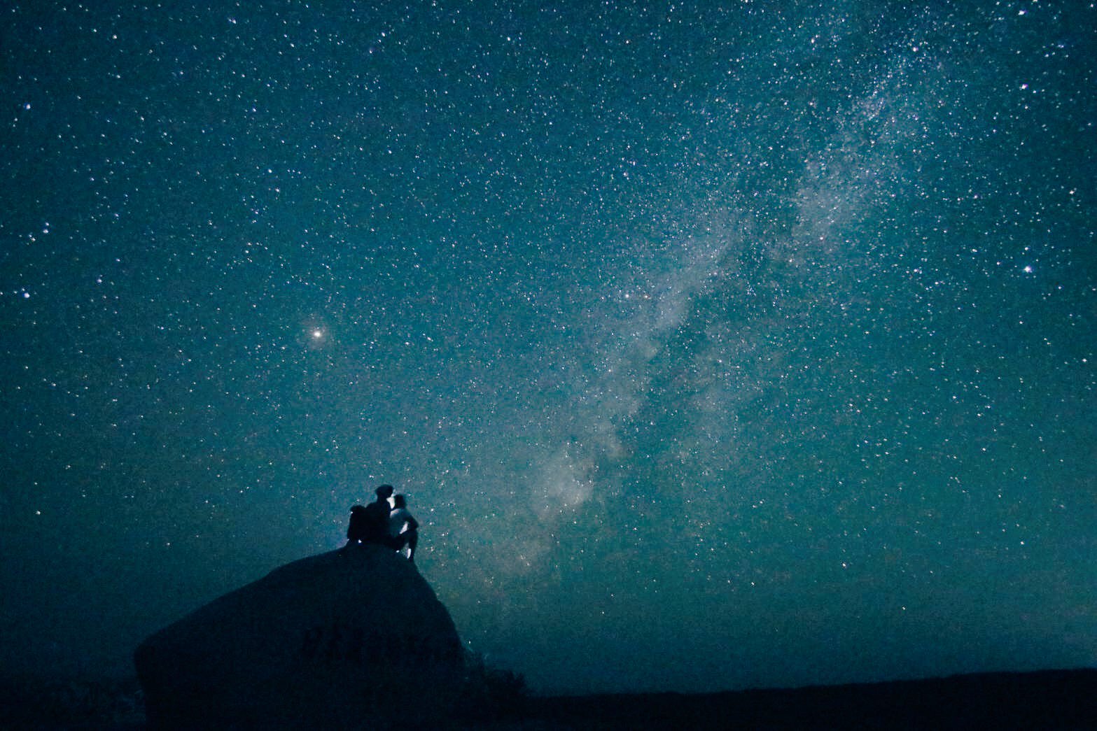 古性 のち よく 星は写真に撮った方が綺麗 肉眼で見えない光も写るから と聞くのだけどここ波照間島の星空は写真も肉眼も大差 ない 頭上をびゅんびゅんと流星が降り注いで 天の川もアンドロメダもノーザンクロスも全部見える 銀河鉄道の夜のルートを