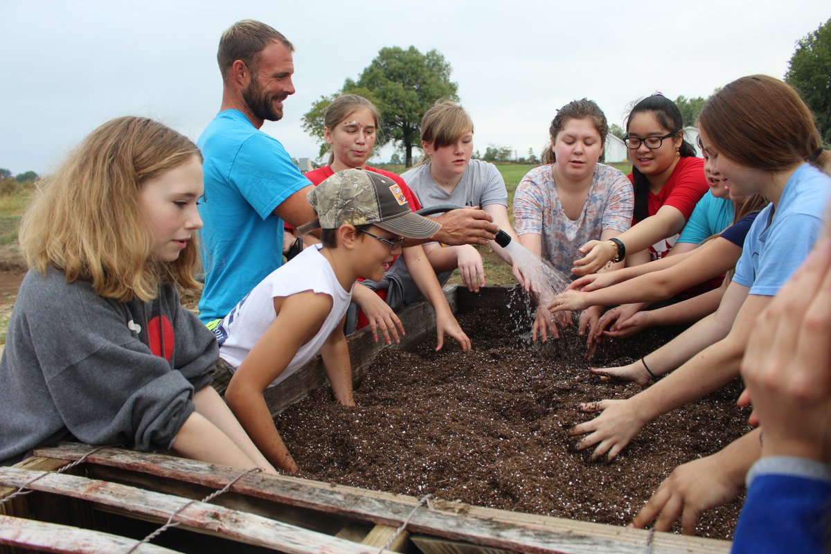 callison_06's tweet photo. More from Callaway Fields #TyLueCommunityDayofService #TyLueServes18 @MMS_Mexico_MO https://t.co/C1cDhn44x5
