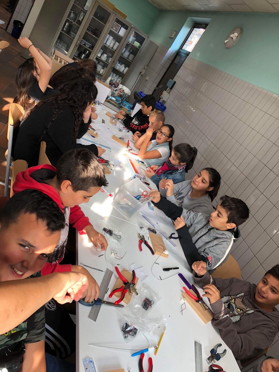 AtheneumMXM's tweet photo. 1B maakt een stroomkring om daarmee een zenuwspiraalspel te maken. Spelend leren. #MAXMETHODE #STEM #samenleren @GOinAntwerpen @GO_onderwijs https://t.co/3yszm8nr4s