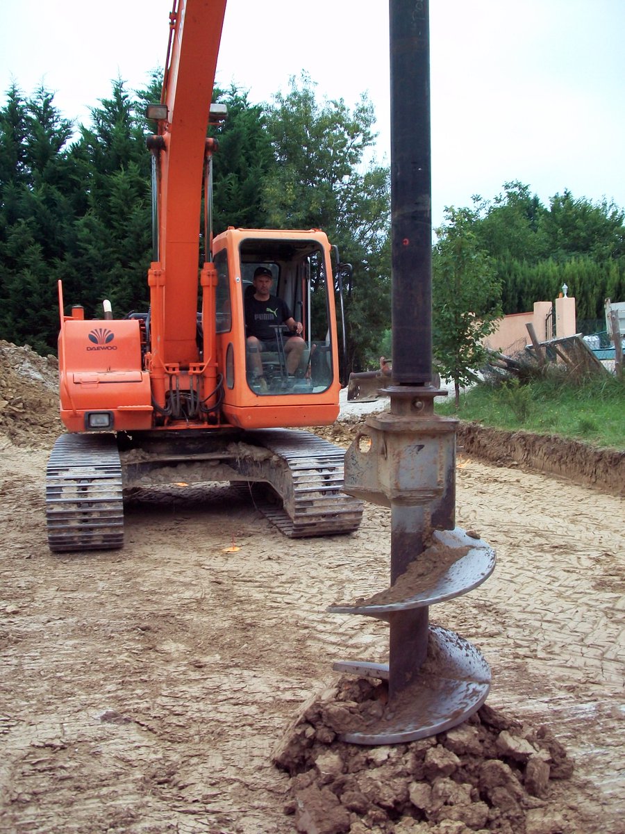 ConstructionsMu's tweet image. LES FONDATIONS

Elles permettent d'ancrer le bâtiment dans le sol. Leur profondeur et leur structure sont déterminées, avec l'étude de sol. Dans le cas d'un sol stable et peu profond, des fondations en semelles filantes seront préférées aux fondations par pieux ( sol profond ).