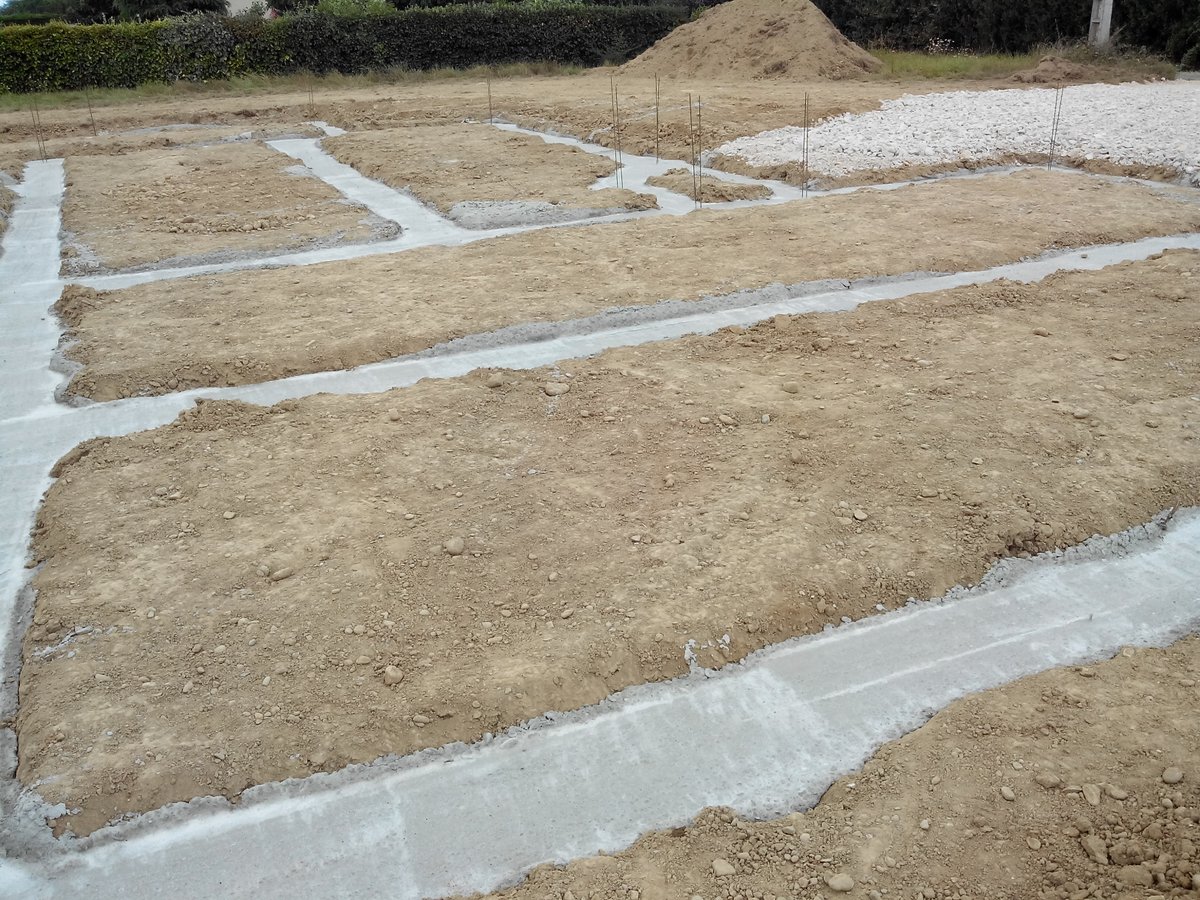 ConstructionsMu's tweet image. LES FONDATIONS

Elles permettent d'ancrer le bâtiment dans le sol. Leur profondeur et leur structure sont déterminées, avec l'étude de sol. Dans le cas d'un sol stable et peu profond, des fondations en semelles filantes seront préférées aux fondations par pieux ( sol profond ).