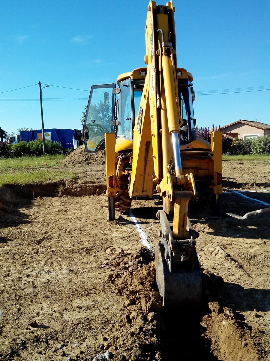 ConstructionsMu's tweet image. LES FONDATIONS

Elles permettent d'ancrer le bâtiment dans le sol. Leur profondeur et leur structure sont déterminées, avec l'étude de sol. Dans le cas d'un sol stable et peu profond, des fondations en semelles filantes seront préférées aux fondations par pieux ( sol profond ).