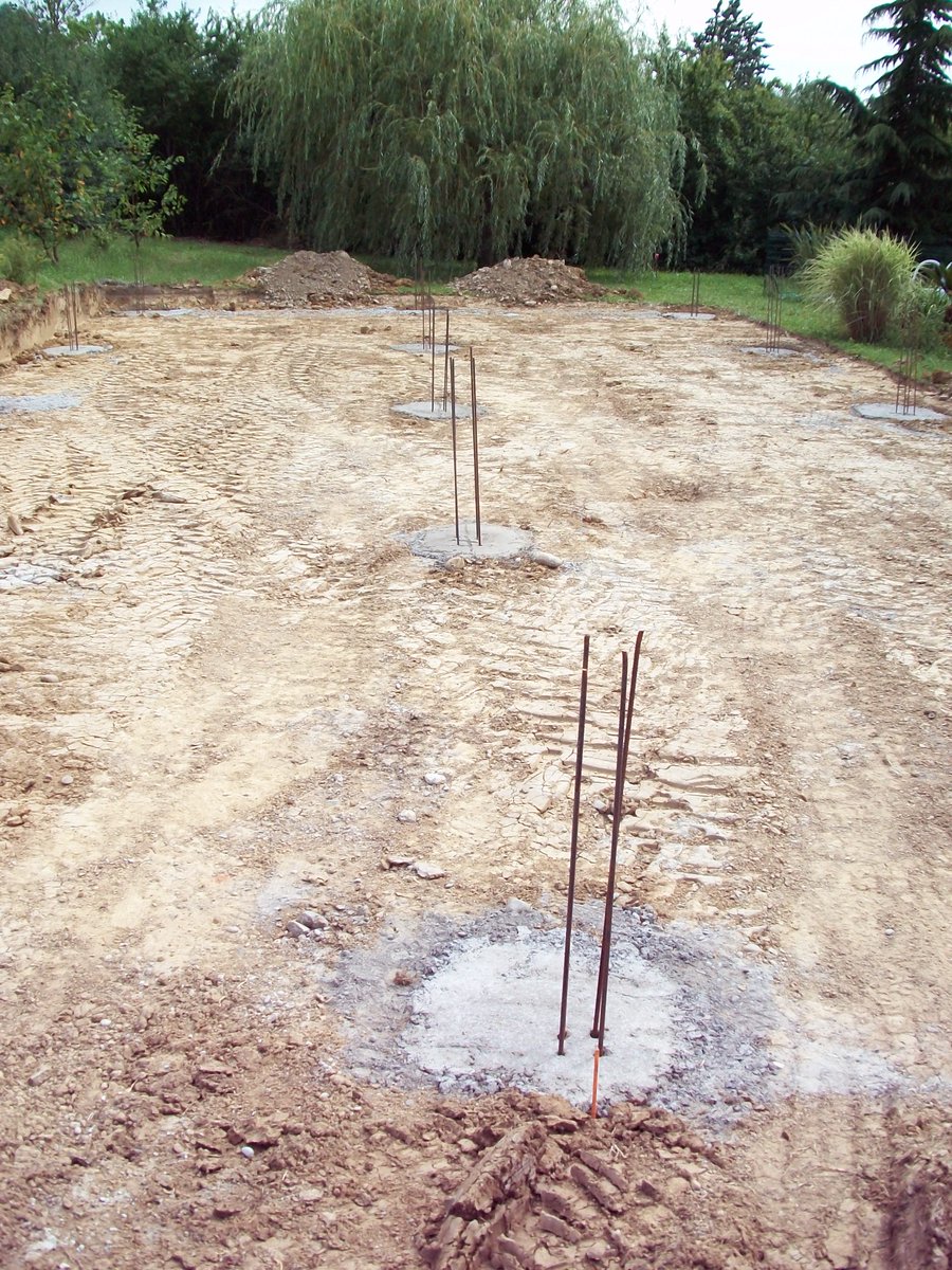 ConstructionsMu's tweet image. LES FONDATIONS

Elles permettent d'ancrer le bâtiment dans le sol. Leur profondeur et leur structure sont déterminées, avec l'étude de sol. Dans le cas d'un sol stable et peu profond, des fondations en semelles filantes seront préférées aux fondations par pieux ( sol profond ).