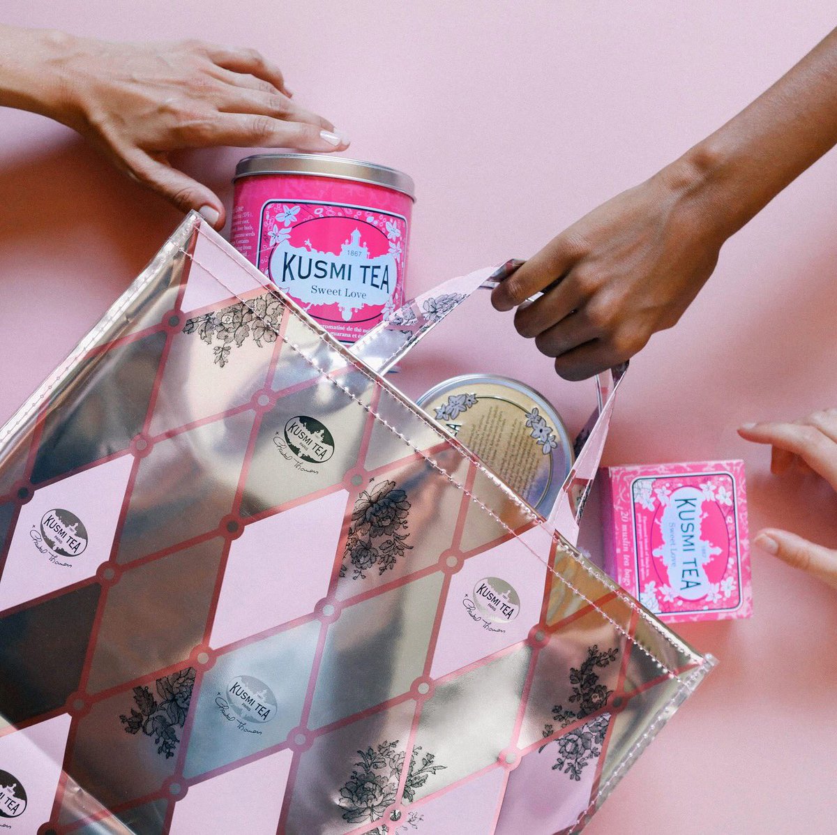 Elegant, audacious and feminine the Kusmi Tea x Chantal Thomass Shopping Bag with 100% of profits going to @BreastCancerH AND a portion of every sale from the Sweet Love range will also be donated! 🎀
#BCAM #Marylebone #London