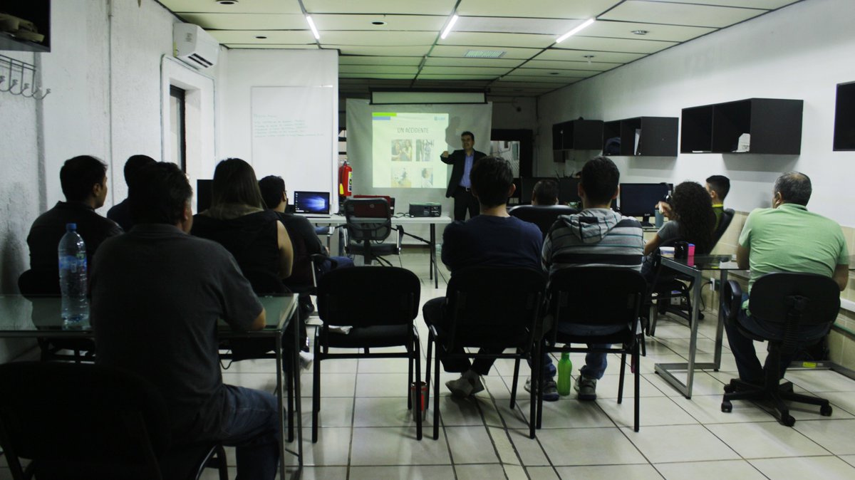 getinsoft's tweet photo. En Getinsoft organizamos diferentes actividades que ayudan a nuestros empleados a mejorar su calidad de vida. En esta ocasión tuvimos como invitado al licenciado Arturo Envíos, quien impartió un taller sobre "Prevención de Accidentes". https://t.co/PvoLDFUHqL