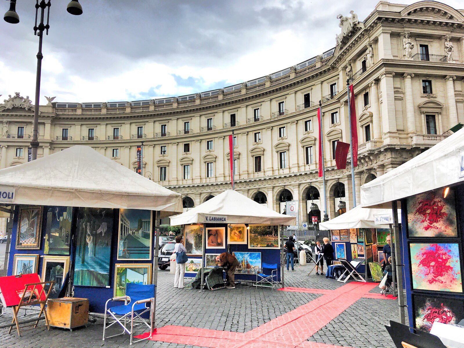 イタリア便り阿部美寿穂 こんばんは ローマ 共和国広場 絵の屋台が出ています スペイン広場 T Co Tx3e1xdazl Twitter