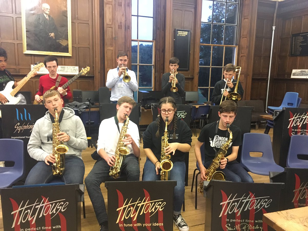 hhjazzintern's tweet photo. Lovely to see so many smiling faces at Fusion last night! Among other faces 😂 @hhguitar1 @HHMusicSchool @hhyouthjazz @hhjazzstaffs #fusion #saycheese #hhmusic https://t.co/agH5hdz449