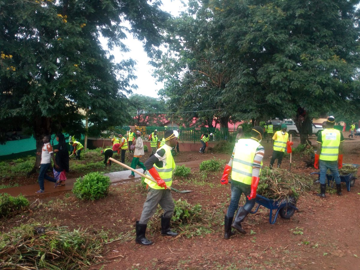 OIMGuinee's tweet photo. Dans le processus de réintégration des migrants de retour dans leurs communautés, des activités de relèvement transitoire sont prévues à travers de l'engagement citoyen. Ici à Mamou, une cinquantaine de jeunes assainissent l'hopital régional. Initiative conjointe #FFUE-OIM https://t.co/9VonqArH6E