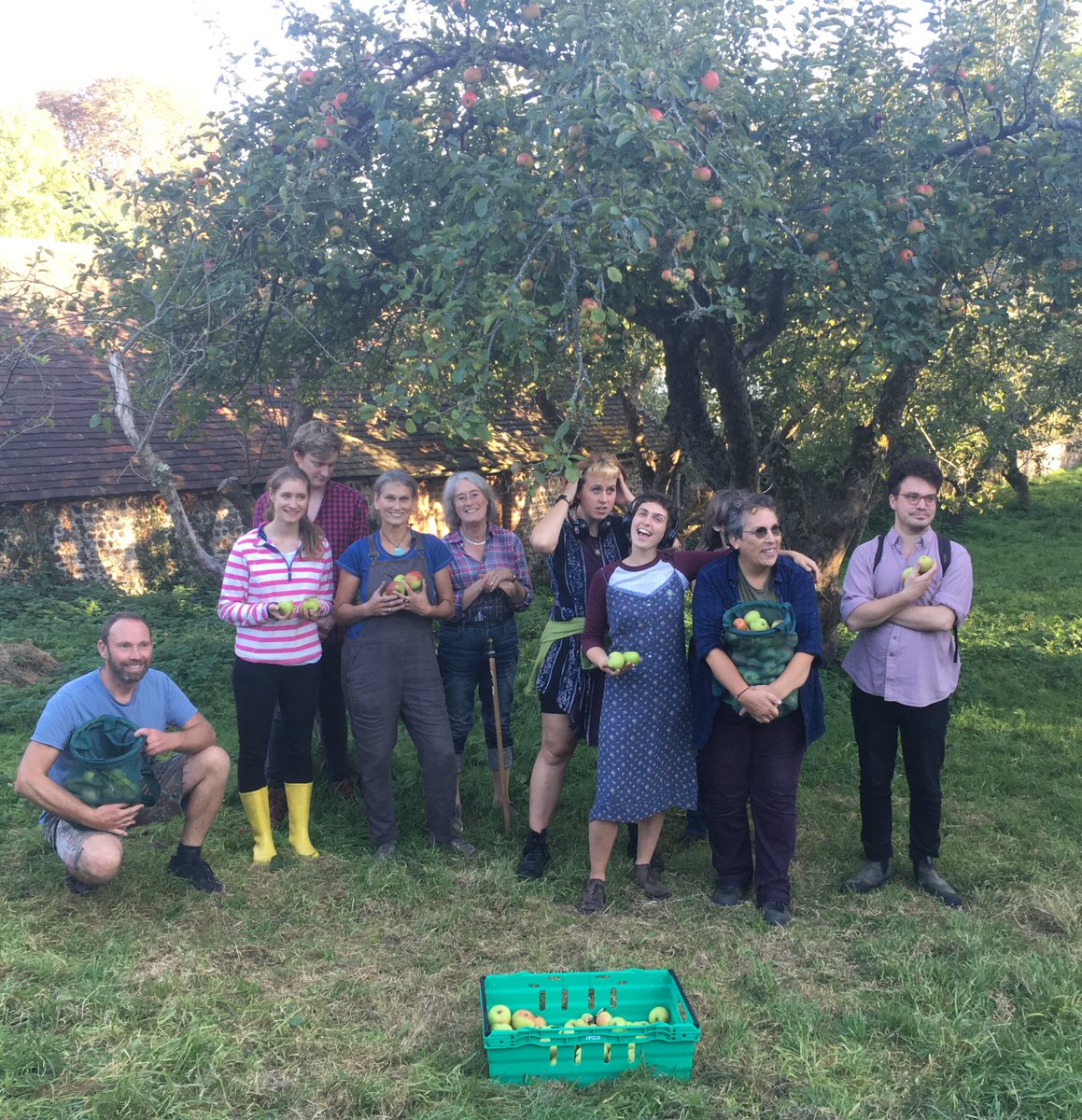gleaningSUSSEX's tweet photo. 🎼“Oh Young Hearts Run Free”
Great afternoon harvesting 750kg of apples with the excellent @BPTpermaculture at their lush orchard in #Stamner
So grateful to @hushbeatsdisco for lending us their headsets for our first #DiscoGlean
🍏🍎🎧😊 https://t.co/w9I3nzCqVJ