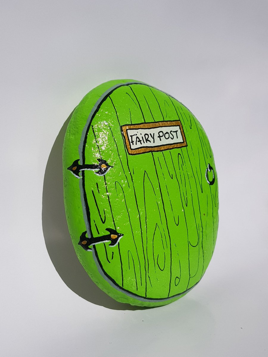 So myself and <a href="/karenflanart/">karen flannery</a> started a new home business.  Would appreciate if you could spread the word about <a href="/irishfairyrocks/">Fairy Rocks</a> :-) RT ?