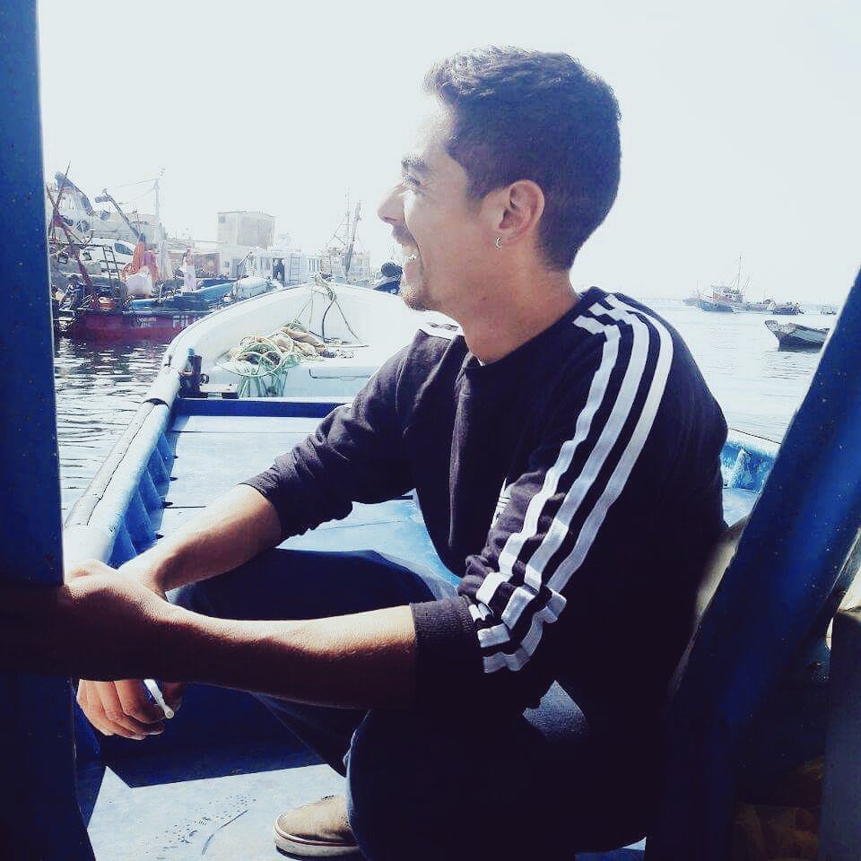 danieljadue's tweet photo. Esto es a lo menos extraño! Aparece  muerto Alejandro Castro, activo dirigente de Quintero, “ahorcado por su propia mochila”. Similar caso de Macarena Valdés, activista mapuche quien apareció el año pasado “ahorcada” en su patio. Se necesita toda la verdad! https://t.co/HcewCeRAxS