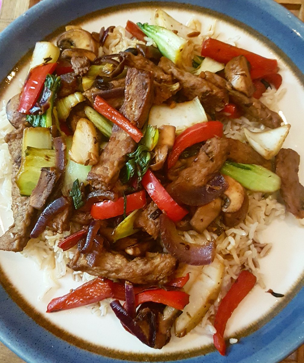 Stirfry tonight for tea. Red onion, mushroom, red pepper, pak choi,  and <a href="/FrysFamily/">FryFamilyFoodCo</a> chunky strips with black bean sauce served with brown basmati rice. Really tasty..who needs takeaway 😉💚 #vegan #veganfood
