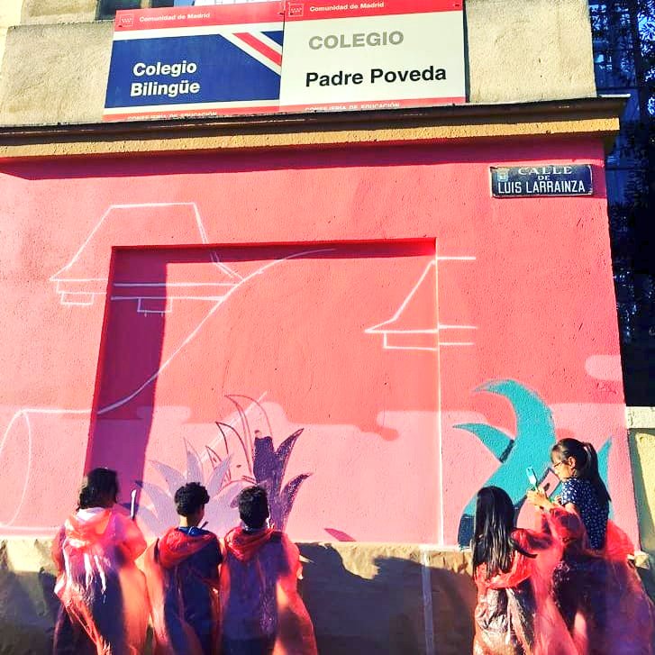 AsocJaire's tweet photo. Hoy hemos trasladado nuestra #ludotecajaire al CEIP Padre Poveda para participar en el proyecto #compartiendomuros con el artista #Koctel. @JMDChamartin https://t.co/kvMWq0RwhO