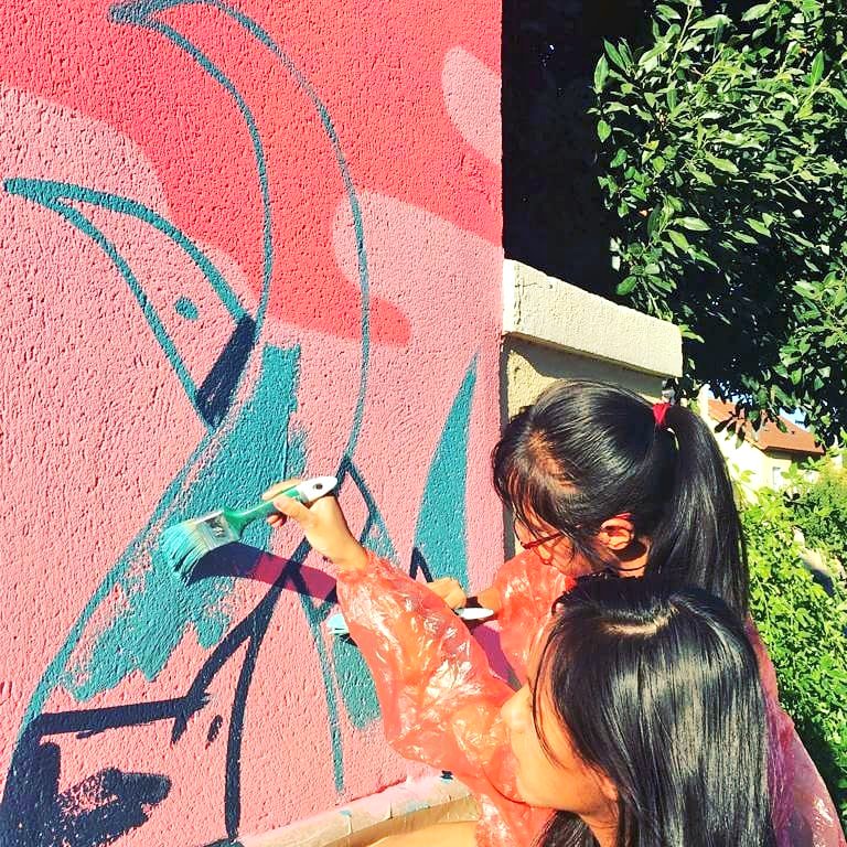 AsocJaire's tweet photo. Hoy hemos trasladado nuestra #ludotecajaire al CEIP Padre Poveda para participar en el proyecto #compartiendomuros con el artista #Koctel. @JMDChamartin https://t.co/kvMWq0RwhO