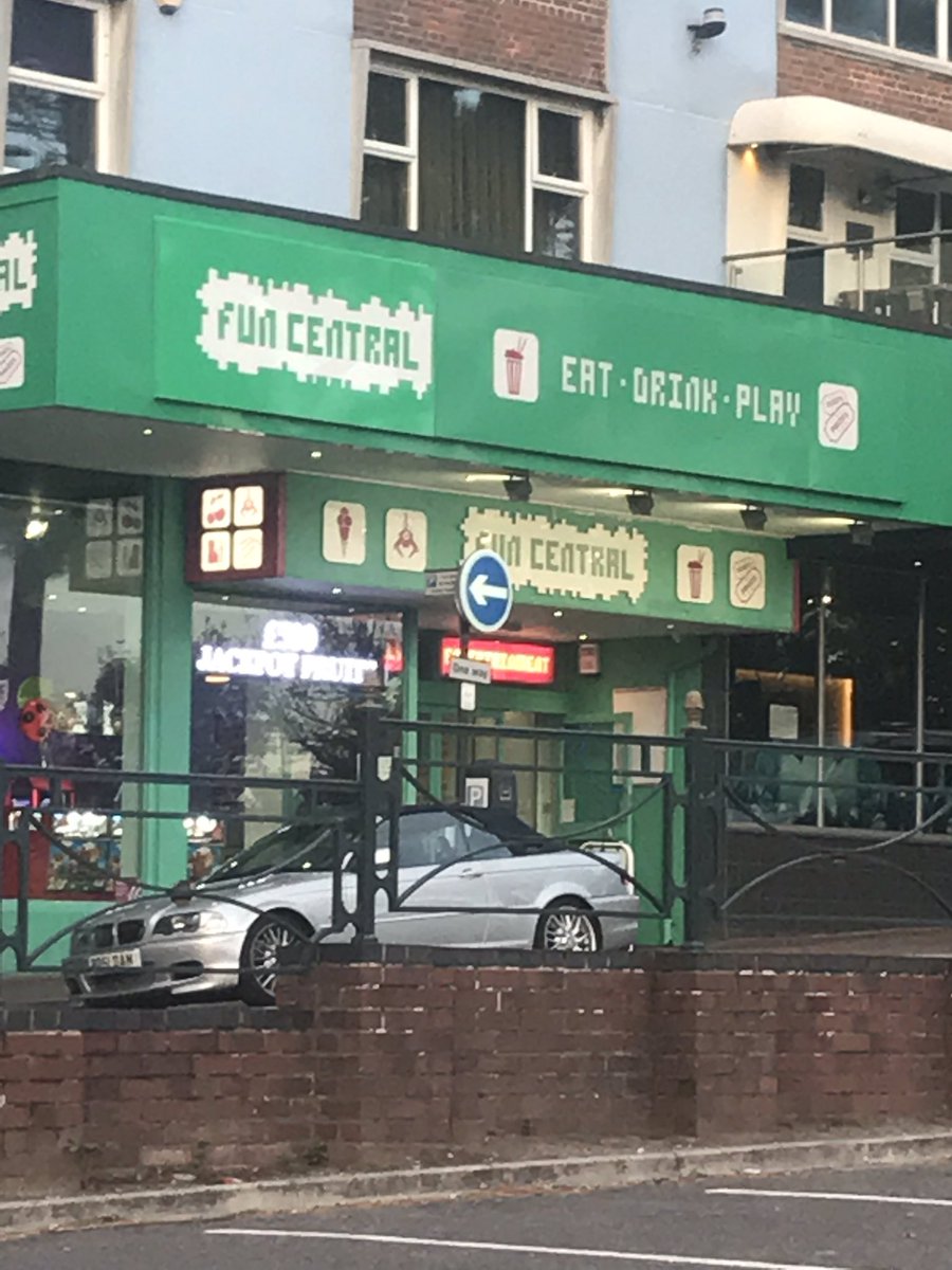 zoe_bearx's tweet photo. Just sat across from an Arcade #needmoretickets @SmallsLites @PeevedFerret https://t.co/KONKAJfTCG