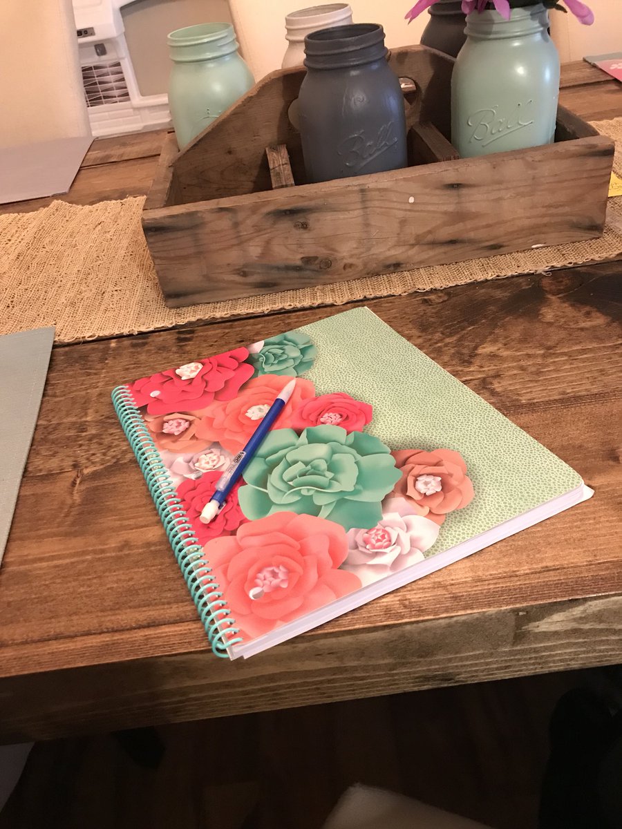 KarisLynnSmith's tweet image. Spending my lunch hour jotting down my book ideas #writing #aspiringauthor #storyplot #dailyideas #dailywriting