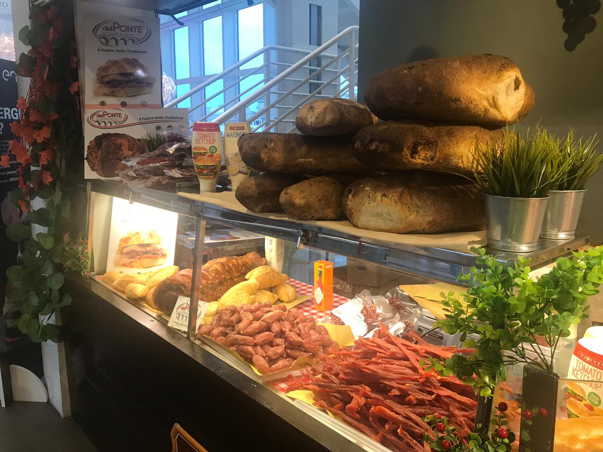 DelPonte17's tweet photo. @EatalyIT @eatalyroma
Passate a trovarci e non resterete con la fame!🍴😋
#DPfood #eataly #porchetta #porchettadiariccia #streetfood #Foodie
https://t.co/NnOTrhBMKk https://t.co/SBIUdALWOk