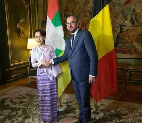 ႏိုင္ငံေတာ္အလံကို ဒီလိိုလုပ္တာ မကန္႔ကြက္တဲ့အျပင္ အရွက္မဲ့စြာ ေရွ႕မွာရပ္ဝန္႔တာ အံ့ၾသပါရဲ႕
 #ေဒၚစုၾကည္ ရယ္။