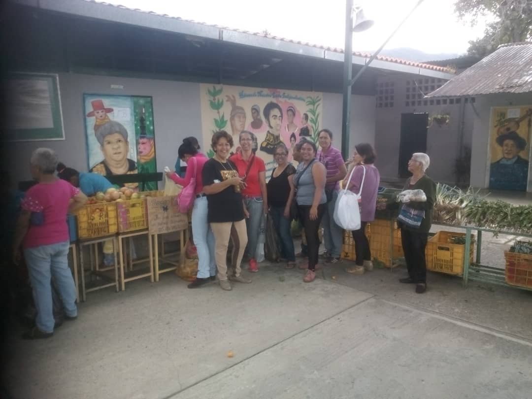Gracias a la articulación con la Cooperativa 8 de marzo el Clap San Isidro se realizó la 1 feria de la verdura en el Sector San Isidro #VenezuelaEsPazySolidaridad #SoyComunicadorClapLara @NicolasMaduro @FreddyBernal @YepfriArguello @Oficial_C_Clap @ClapAEBoficial @DiliaMEsperanza