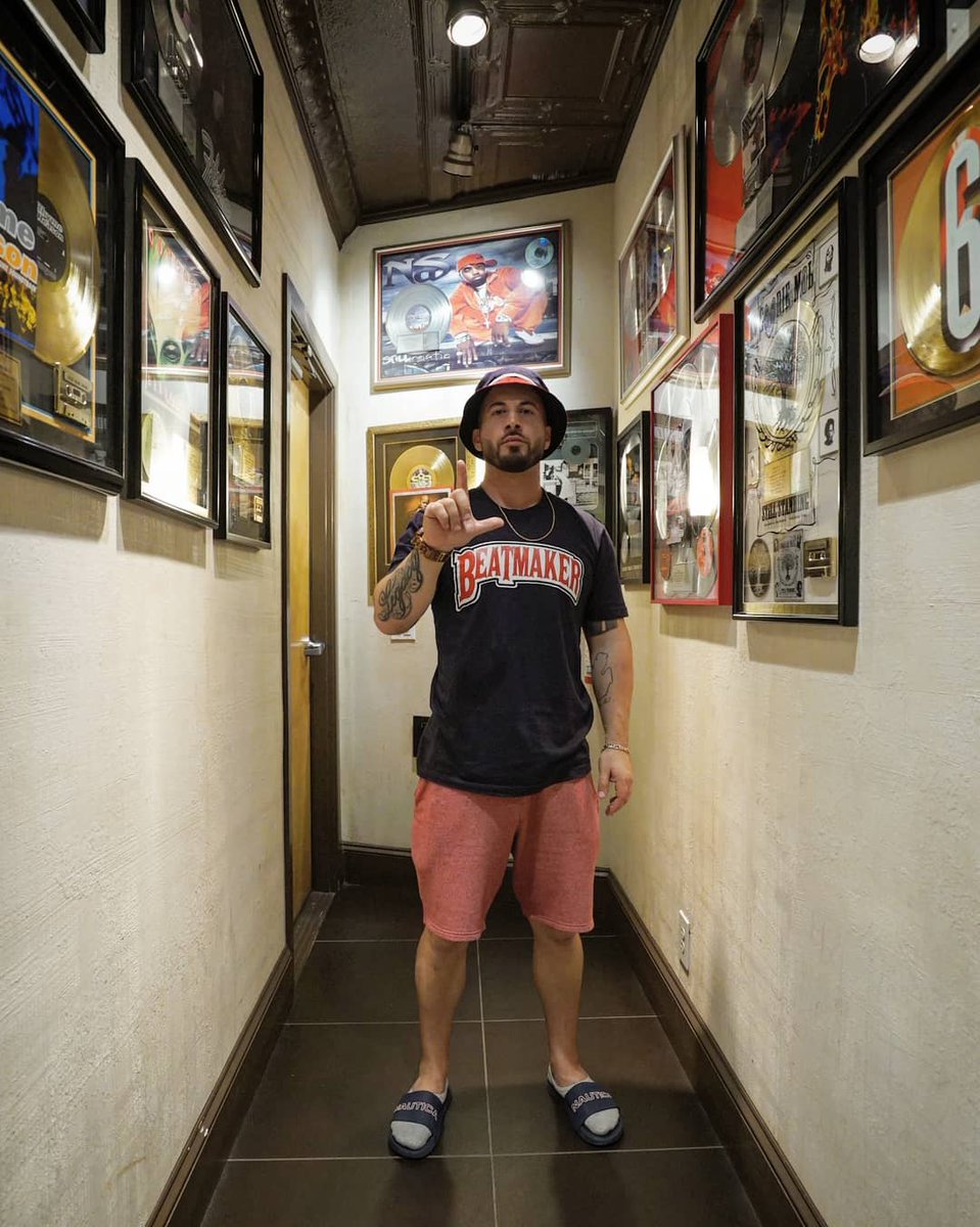 CrackaLack's tweet image. &quot;Keep your eyes on the stars, and your feet on the ground.&quot;

Last night at Patchwerk cookin up. Beat Making video drops next week. S/O @Producergrind for the shirt.

#CrackaLackOnTheTrack