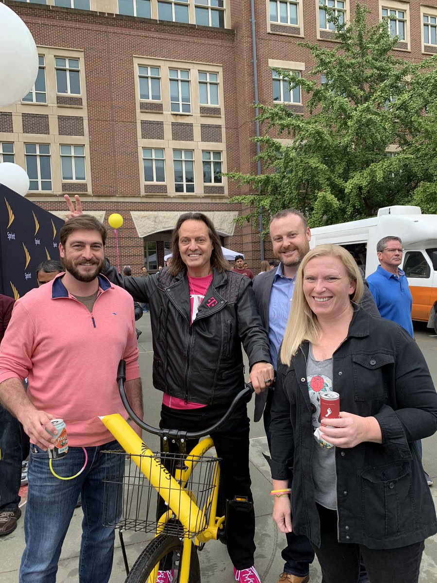 MagicBoxGal's tweet image. Captain John with the #MagicBox team. DM me to get yours, @JohnLegere !! @SprintCTO @marceloclaure  @tracySprint