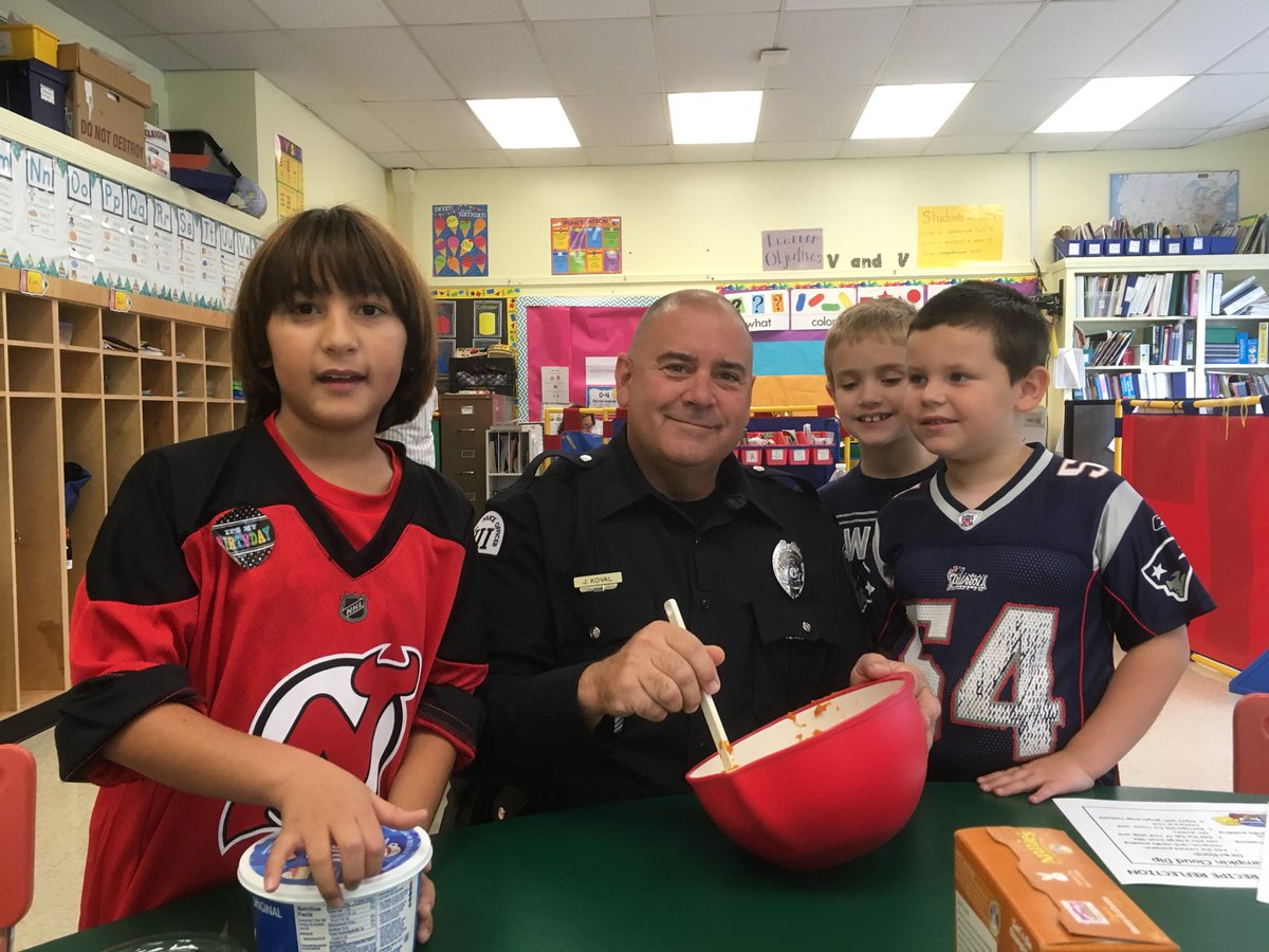 Adrizzle9's tweet photo. Officer Koval was preparing Pumpkin Cloud Dip with a few of Riverview finest in Mrs. Bellini’s class!@RV_Rockets https://t.co/eh40mUJP3h