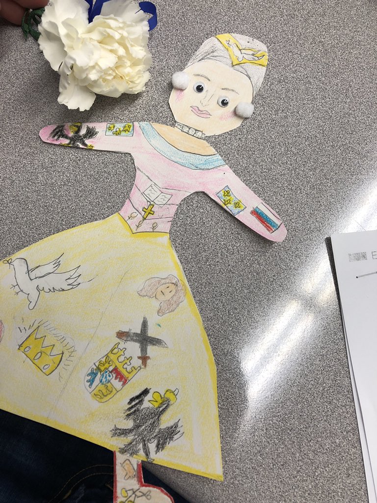 HasburgDynasty's tweet photo. Of course I got a flower the people love their Queen @crysadunn https://t.co/2ezYF0xl17