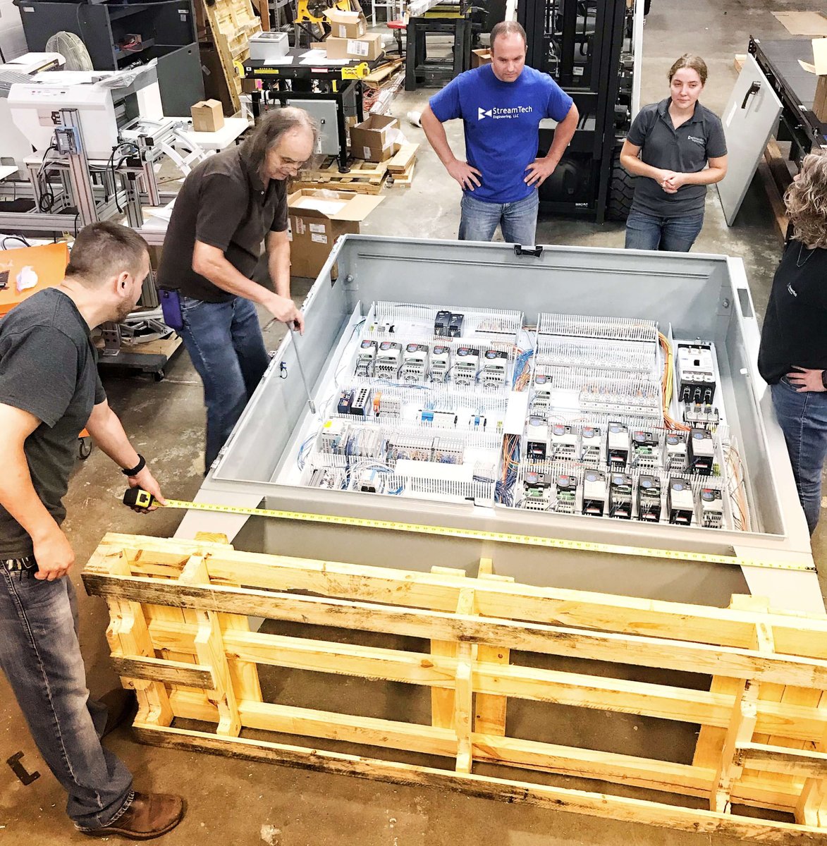 StreamTechEng's tweet image. Teamwork makes the dream work! It took all hands on deck to move this control panel into its housing 💪 #streamteam #largeandincharge#behindthescenes #automationfulfillment#ecommercefulfillment #printandapply#scanweighdim #orderfulfillment #supplychain