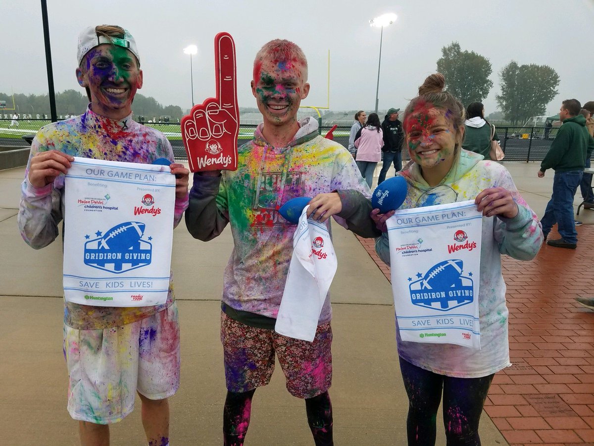 gridiron_giving's tweet photo. The rain can't stop the #Coopersville community from cheering on their team and supporting Helen DeVos Children's Hospital! #GridironGiving #FridayNightLightsGR https://t.co/BKH7D8B6qK