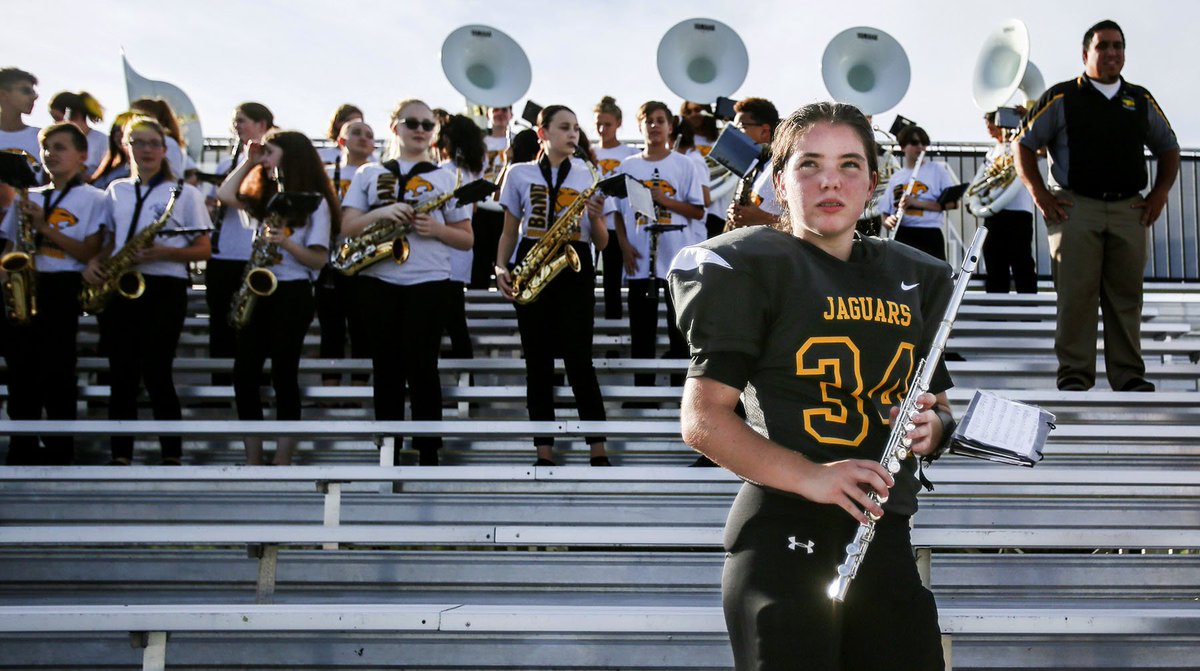 This girl is tackling football and the flute at her school edwk.it/2Pfrzni