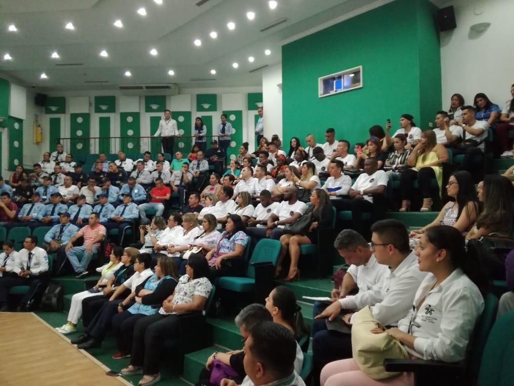 HenryLuna_S's tweet photo. #ConstruyendoPaís | Hoy en #Ibagué 120 colaboradores de #Medicadiz, #ClinicaEsimed, #Adisec, #Aguialarmas #HospitalFedericoLleras #RVCSeguridad certificaron sus competencias en sectores de Servicios a la Salud, Seguridad y Vigilancia Privada, Servicios Personales y Educación. https://t.co/eNFH8zSbcw
