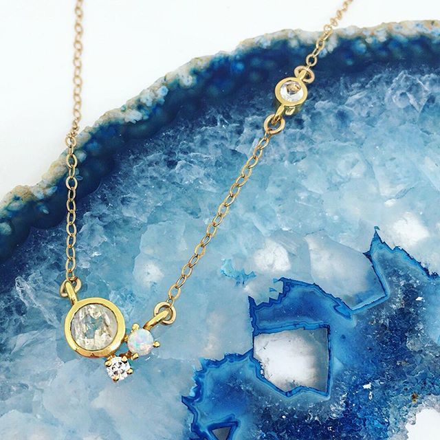 What happens when two moonstones make friends with an opal and a diamond? An absolute dream of necklace, otherwise known as the Dreamer’s Pendant by La Kaiser #sorrynotsorry
.
#lakaiser #necklaceaddict #moonstonependant #moonstonemagic #opalnecklace #opa… ift.tt/2OHpu6O